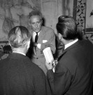 Jean COCTEAU dans sa maison, en présence de plusieurs conseillers municipaux dont Monsieur HOUDY. Film négatif, noir et blanc, 19 mars 1955.