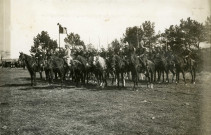 Rassemblement et revue des troupes, escorte à cheval du général Franchet d'Espèrey : photographie noir et blanc.
