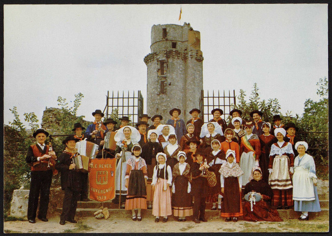 Montlhéry.- Le Réveil Auvergnat, groupe folklorique à la tour (1979). 