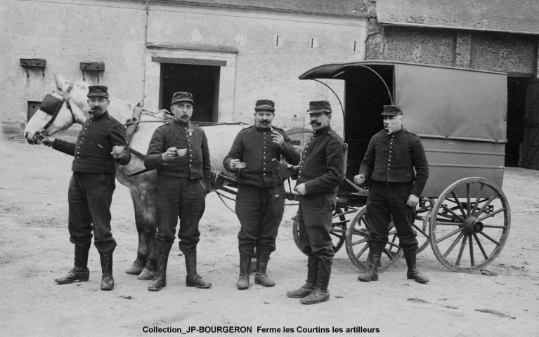 ATHIS-MONS.- Groupe de soldats artilleurs, poseurs de voies ferrées, gardes des voies à la fermes des Courtins, 1915, 9 photographies.