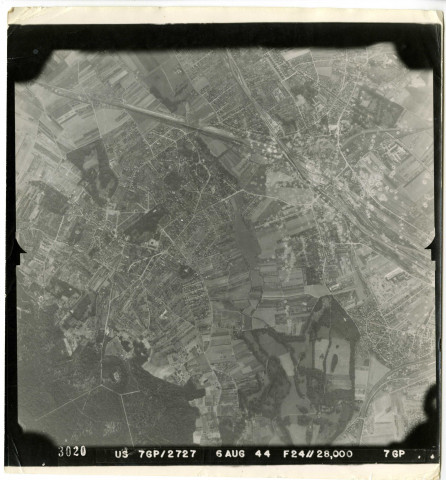 VERRIERES-LE-BUISSON, MASSY. - Vue aérienne verticale prise par les alliés pendant la seconde guerre, 1943-1945, N et B. Dim. 25,5 x 23,5 cm. 