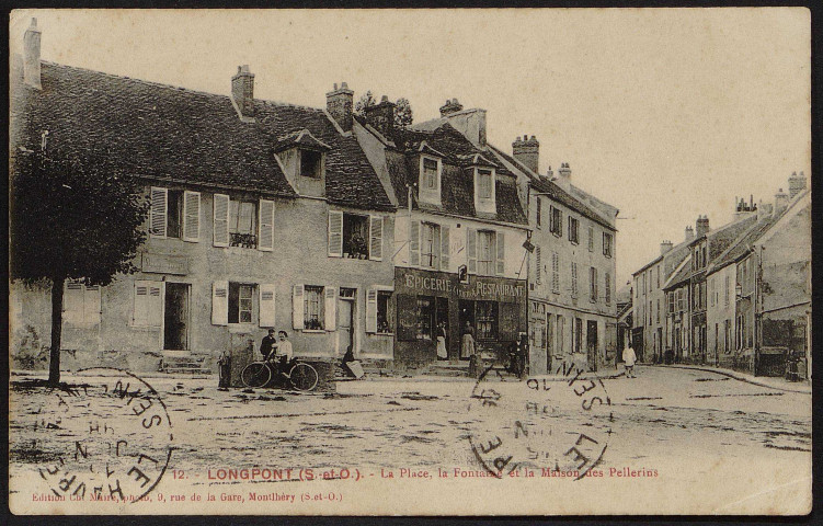 LONGPONT-SUR-ORGE. - La place, la fontaine et la maison des pèlerins (13 juin 1916).