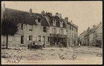LONGPONT-SUR-ORGE. - La place, la fontaine et la maison des pèlerins, 1916.