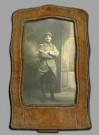 Objets.- Portait de Roger Gay, photographie dans un cadre de cuir provenant d'une botte, non daté ; Portefeuille cuir contenant un portrait de fillette, non daté.