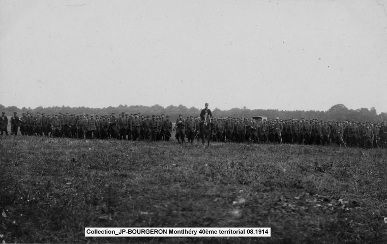 MONTLHERY.- Soldats du 40e territorial, en cantonnement dans le bourg et en entraînement, novembre 1914.
.