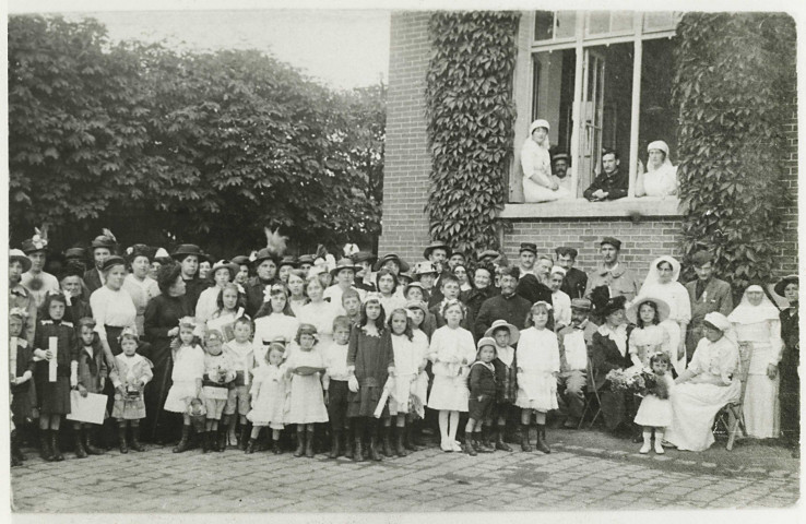 BRETIGNY-SUR-ORGE. - Etablissement Clause transformé en hôpital militaire avec de nombreux enfants au 1er plan  : photographie (1914-1918). 