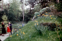 BAGATELLE. - Le Rocher fleuri, visiteurs ; couleur ; 5 cm x 5 cm [diapositive] (1957). 