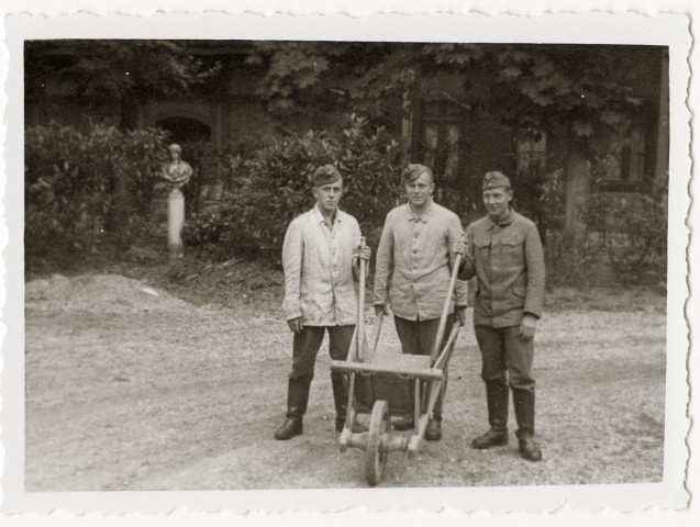 DRAVEIL.- Occupation de la ville par l'armée allemande : soldats allemands affectés à l'entretien d'une propriété non identifiée.