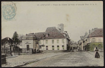 Arpajon.- Place de l'hôtel de ville et grande rue [1904-1920]. 