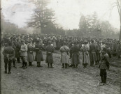 Formation musicale du 148e d'infanterie de ligne dans le parc du château de Rosnay : photographie noir et blanc.