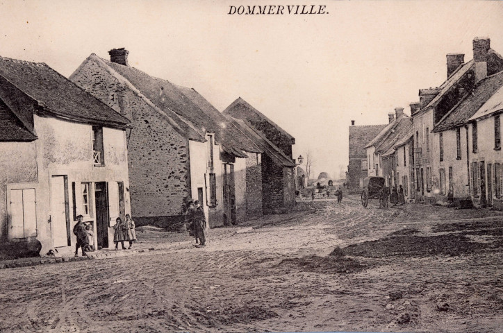 Dommerville, Grande rue en direction d'Angerville, reproduction d'une carte postale [1900].
