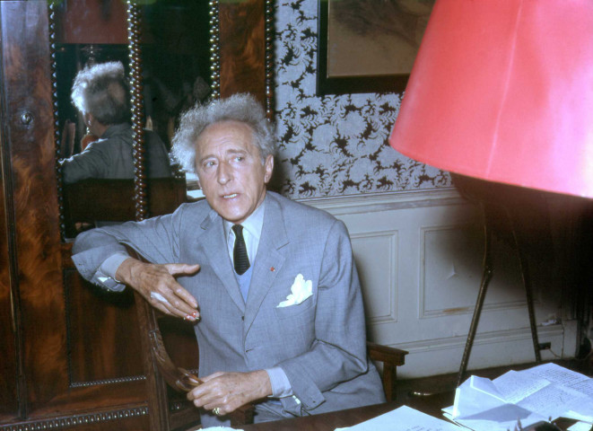 Jean COCTEAU dans sa maison, assis à son bureau, diapositive, couleur, 1962.