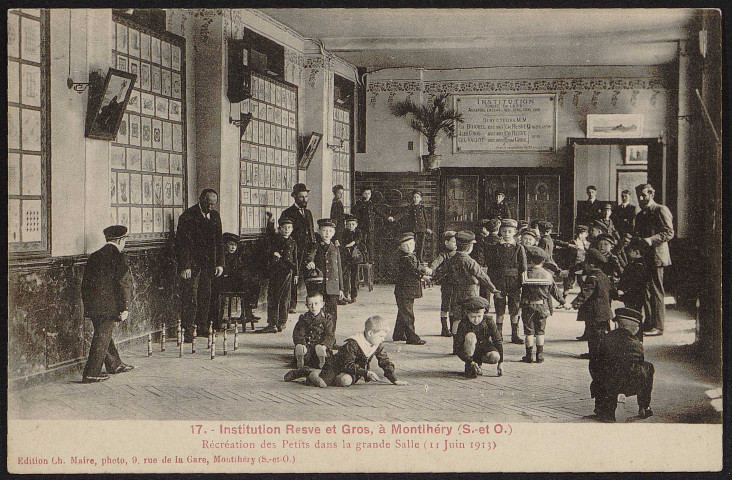 Montlhéry.- Institution  Resve et Gros : Récréation des petits dans la grande salle (11 juin 1913). 