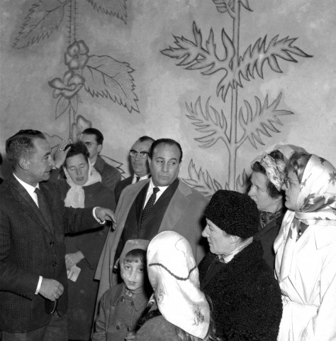 Tino ROSSI à la chapelle SAINT-BLAISE, entouré de personnes, en discussion, 14 avril 1962, négatif, noir et blanc.