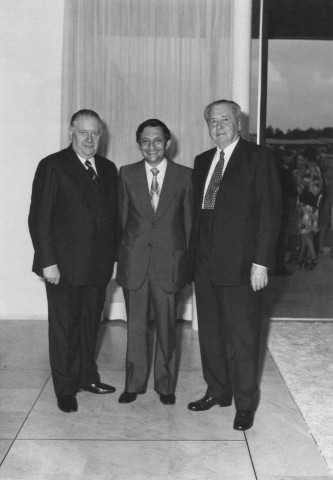 EVRY. - Une réception organisée à la préfecture d'EVRY : M. AURILLAC, préfet, en compagnie de M. Alain POHER, [1980], N et B. 