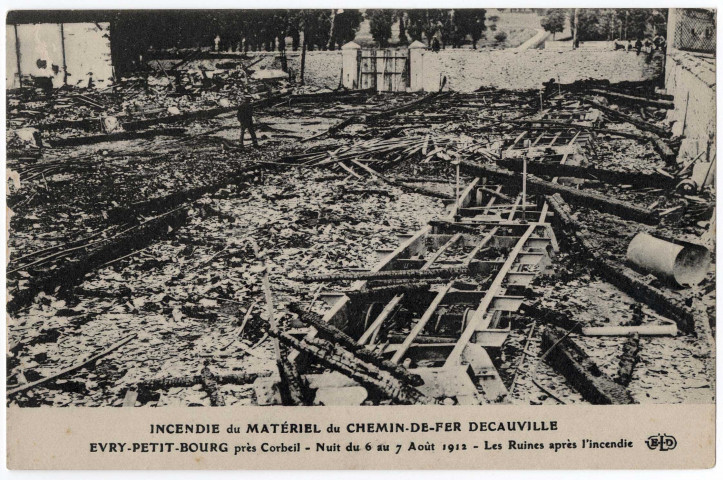 EVRY. - Incendie du matériel du chemin de fer Decauville, nuit du 6 au 7 août 1912. Editeur ELD. 