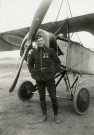 Adjudant Pelletier d'Oisy devant un avion Morane-Saulnier "Parasol" : photographie noir et blanc.