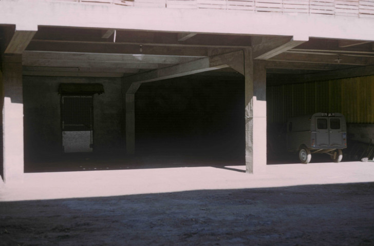 CHEPTAINVILLE. - Domaine de Cheptainville, nouveau bâtiment, parking et entrée ; couleur ; 5 cm x 5 cm [diapositive] (1962). 