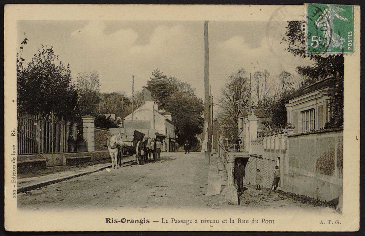 RIS-ORANGIS.- Le passage à niveau et rue du Pont [1907-1920].