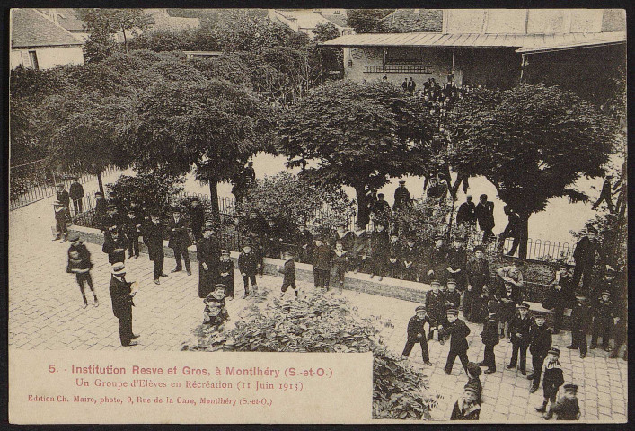 Montlhéry.- Institution  Resve et Gros : Un groupe d'élèves en récréation (11 juin 1913). 