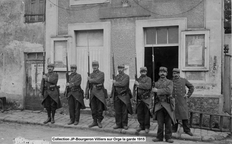 VILLIERS-SUR-ORGE.- Soldats du 40e régiment d'infanterie territoriale, au garde à vous, 1915, 1 photographie.