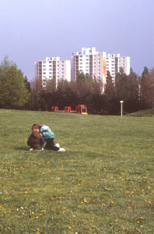 EVRY, parc Henri Fabre. - Cerf volants devant le parc aux Lièvres, paquerettes dans la pelouse, cimetière vu à travers les arbres, et divers : une boîte de diapositives (avril 1991). 