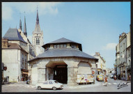 Dourdan .- La halle, la place de la halle et les flèches de l'église Saint-Germain [1975-1980]. 