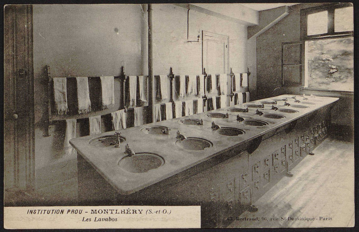 Montlhéry.- Institution Prou : Les lavabos [1910-1920]. 