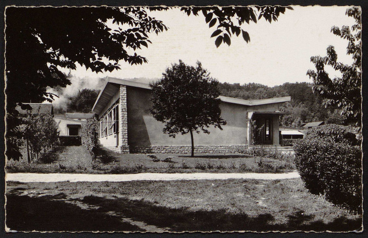 Boissy-la-Rivière.- Domaine de Bierville, Centre d'Education ouvrière et sociale de la CFDT : la salle à manger [1950-1960]. 