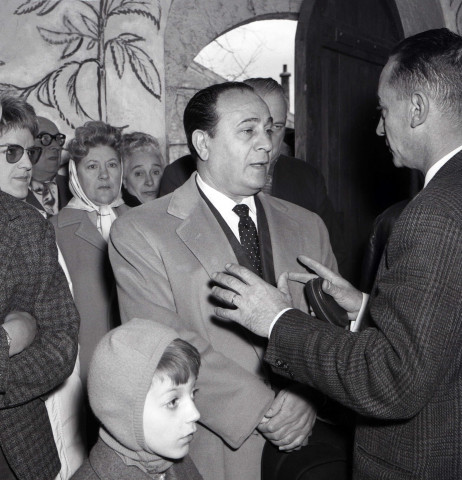 Tino ROSSI à la chapelle SAINT-BLAISE entouré de personnes, en discussion, 14 avril 1962, négatif, noir et blanc.