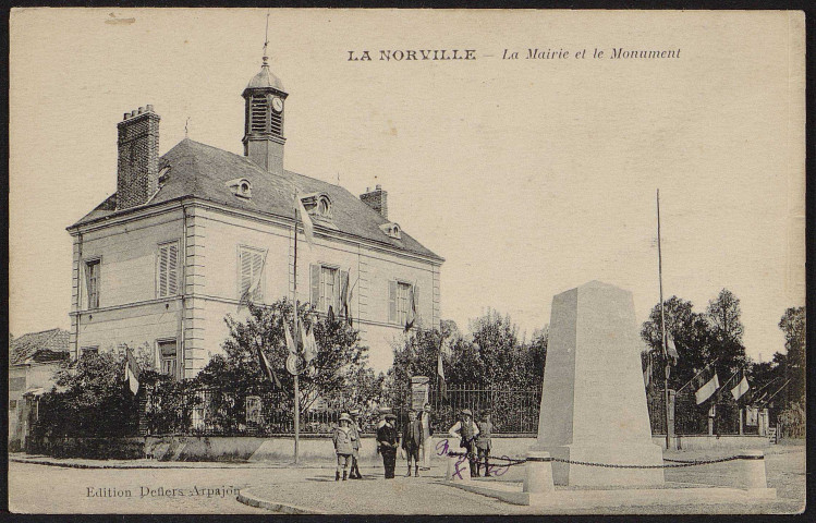 NORVILLE (LA).- La mairie et le monument aux morts [1921-1930].