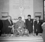 Réception à la mairie de MILLY-LA-FORET, en présence de Monsieur le maire Pierre DARBONNE, de Monsieur BONNEFOUS, ministre des PTT, d'André POIRRIER, conseiller municipal et à peine visible Monsieur Michel BOSCHERr, maire d'EVRY, 19 mars 1955.
