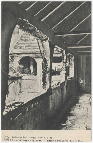 MONTLHERY. - Galerie couverte dans la cour. Edition Seine-et-Oise artistique et pittoresque, collection Paul Allorge. 