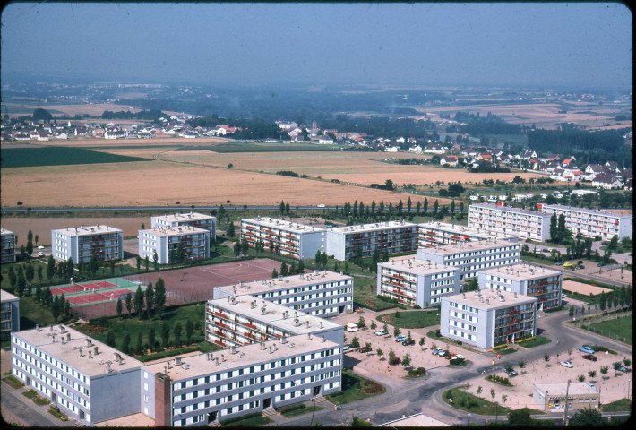 ARPAJON. - Un terrain de tennis et des immeubles (août 1975). 