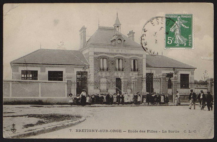 Brétigny-sur-Orge.- Ecole des filles : la sortie [1904-1910]. 