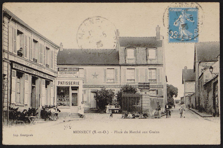 MENNECY.- Place du marché aux grains (juin 1925).