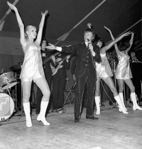Claude FRANCOIS et les danseuses sur scène, 2 avril 1968, négatif noir et blanc.