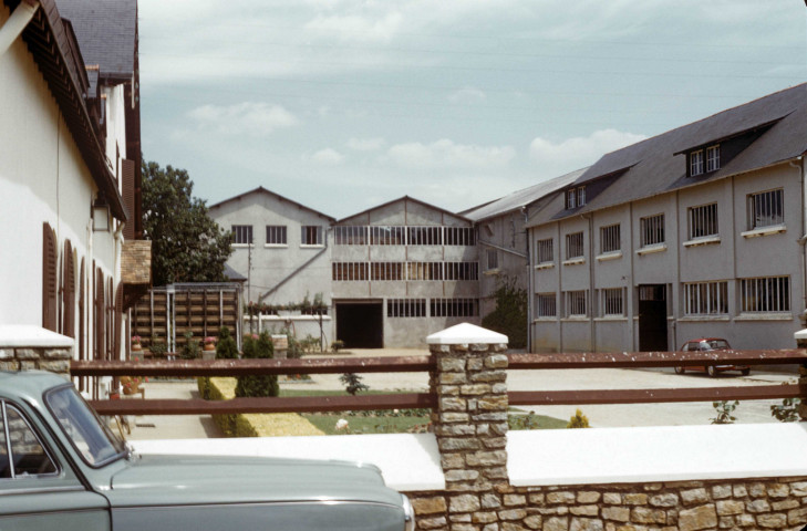Domaine de Plassart. - Vue générale des bâtiments de l'entreprise située à VILLAINES-SOUS-MALICORNE [département de la Sarthe] ; couleur ; 5 cm x 5 cm [diapositive] (1962). 