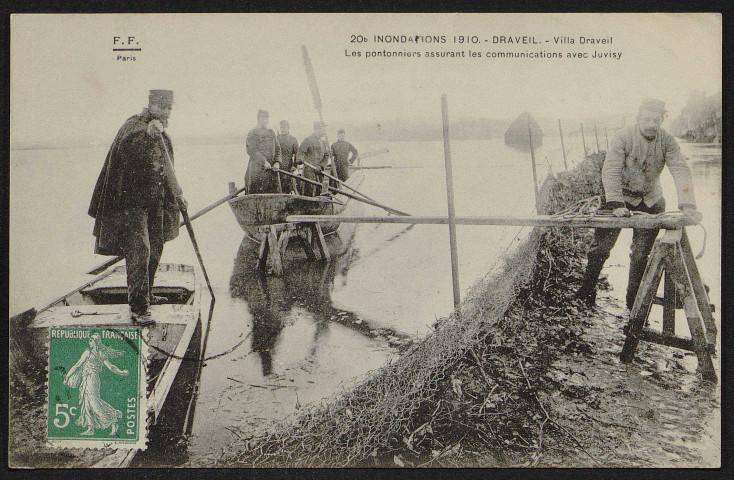 Draveil.- Inondation de 1910. Villa-Draveil : Les pontonniers assurant les communications avec Juvisy (1910). 