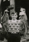 ARPAJON.- Fête aux haricots : un jeune agriculteur présente deux plants de haricots primés par le jury, septembre 1936, N et B. Dim. 18 x 13 cm. 