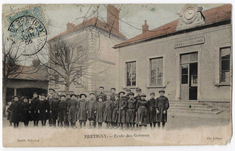 BRETIGNY-SUR-ORGE. - Groupe d'élèves devant l'école des garçons et la mairie, ed. Ledour, 1905, 2 mots 5 c, ad., coloriée. 