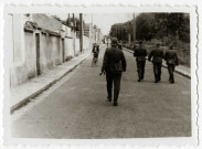 DRAVEIL.- Occupation de la ville par l'armée allemande : des soldats allemands marchant dans une rue bordant la forêt de SENART, N et B. Dim. 6 x 8,5 cm. 