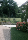 BURES-SUR-YVETTE. - Jardin de la propriété Comar ; couleur ; 5 cm x 5 cm [diapositive] (1959). 