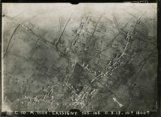 Observation aérienne, vue aérienne de Lassigny : photographie noir et blanc (11 mars 1917)