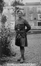 VILLENEUVE-SAINT-GEORGES.- Portrait d'un soldat écossais dans un parc, 1914.- Carte du département des Vosges, divisé en 9 districts et 60 cantons, sans date.