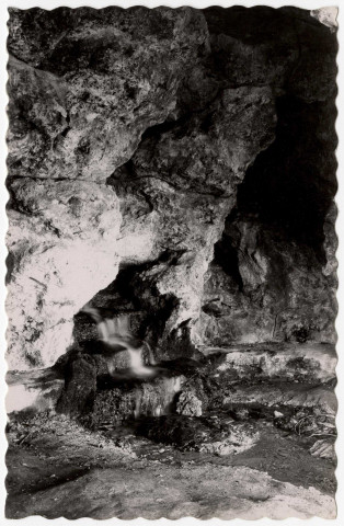 JUVISY-SUR-ORGE. - Intérieur des grottes dans le parc. Magne. 