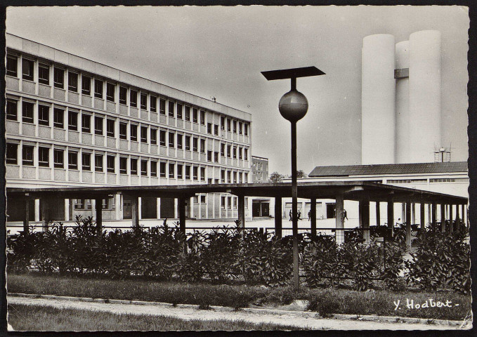 MASSY.- Le collège d'enseignement technique et le château d'eau (12 avril 1967).