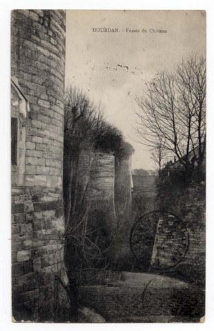 DOURDAN. - Fossés du château. (1925), 3 lignes, ad. 