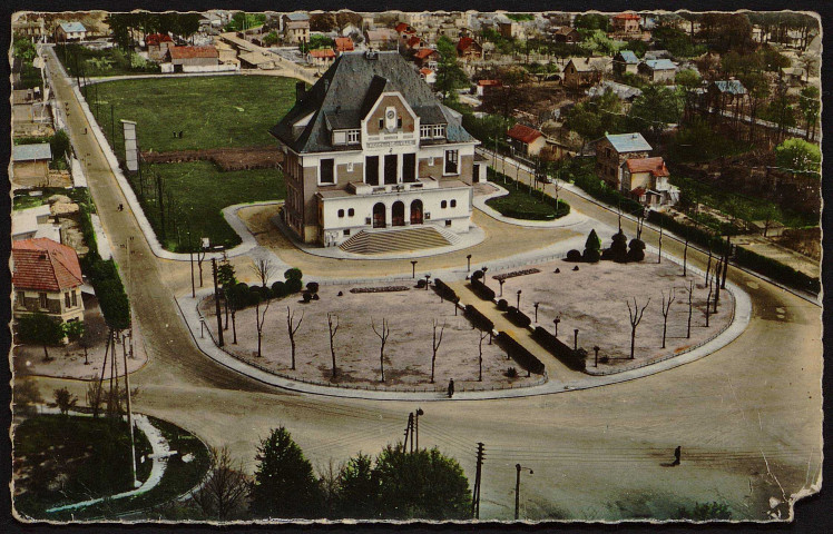 SAINTE-GENEVIEVE-DES-BOIS.- En avion au-dessus de l'hôtel de ville (12 juillet 1958). 