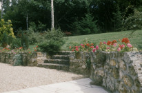 BURES-SUR-YVETTE. - Jardin de la propriété Comar, détail ; couleur ; 5 cm x 5 cm [diapositive] (1959). 